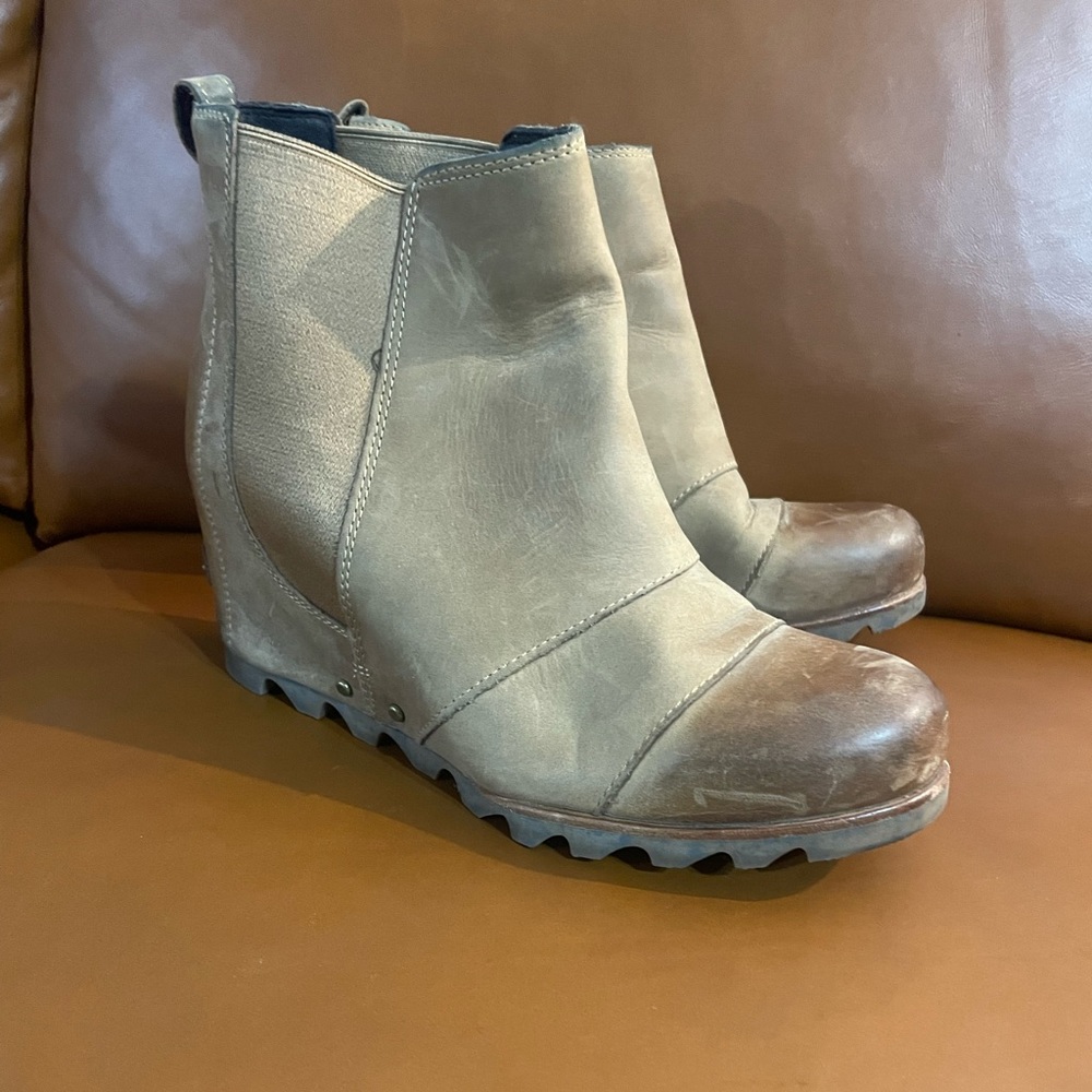 Joan of Arctic boots
